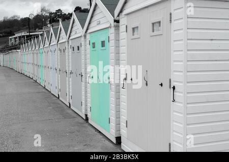 De Colorsplash une rangée de cabanes de plage à Lyme Regis dans le Dorset. Banque D'Images