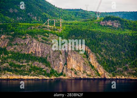 Anse de Tabatière, Canada - 16 août 2019 : Tour d'électricité et rivière Saguenay de l'Anse de Tabatière Banque D'Images