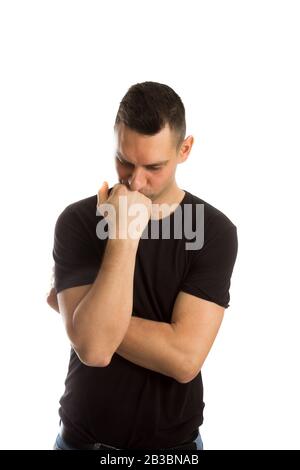 Photo de l'homme réfléchi sur fond blanc Mur isolé. Banque D'Images