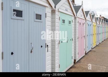 Ligne de cabanes de plage à Lyme Regis dans le Dorset. Banque D'Images