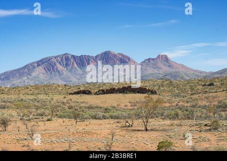 Vue panoramique sur le Mont Sonder depuis un belvédère, la chaîne de montagnes de West McDonnell, le territoire du Nord, NT, Australie Banque D'Images