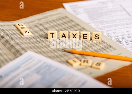 Image conceptuelle des formulaires fiscaux, avec Taxes, CPA et IRS en lettres Banque D'Images