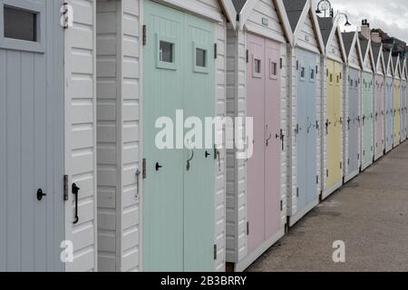 Ligne de cabanes de plage à Lyme Regis dans le Dorset. Banque D'Images