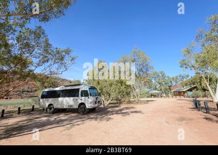 camping-car Toyota Coaster 4 RM stationné au camping-car éloigné de Palm Valley, parc national de Finke gorge, West McDonnell Ranges, territoire du Nord, territoire du Nord, territoire du Nord, territoire du Nord-Ouest, Banque D'Images