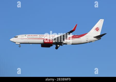 Un Boeing 737-8D6 appartenant à Air Algérie atterrit à l'aéroport de Londres Heathrow Banque D'Images