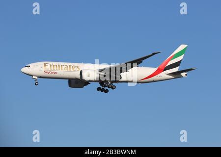 Un Boeing 777-F1H appartenant à Emirates SkyCargo atterrit à l'aéroport de Londres Heathrow Banque D'Images