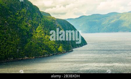 Fjord Du Saguenay, Canada - 17 Août 2019 : Vue Sur Le Paysage Du Parc National Du Fjord Du Saguenay Banque D'Images