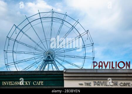 Photo de la Ferris Wheel (Aberdeen Big Wheel) et du panneau Pavillon Cafe, au Queens Links Leisure Park, Beach Boulevard, Aberdeen Beach, Écosse. Banque D'Images