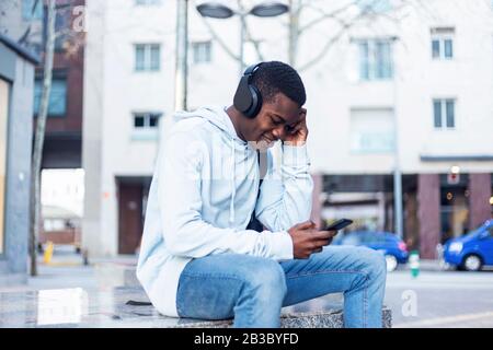 Un Jeune Homme Africain Qui Écoute De La Musique. Banque D'Images