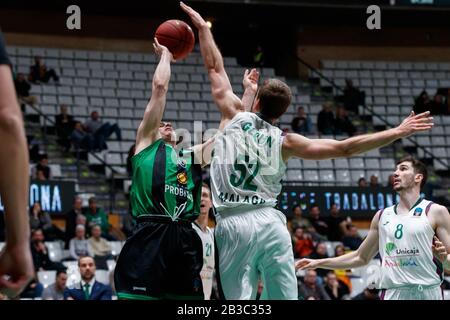 Badalona, ESPAGNE - MARS 04: Klemen Prepelic de Joventut Badalona en action avec Volodymyr Gerun de Unicaja Malaga pendant le match de deuxième stade de l'EuroCup ULEB, le Groupe H a joué entre Joventut Badalona et Unicaja à Palau Olimpic de Badalona le 4 mars 2020 à Badalona, Espagne. Crédit: Dax Images/Alay Live News Banque D'Images