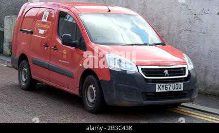 Cemaes, ANGLESEY, PAYS DE GALLES - 2020: Fourgonnette postale galloise à Anglesey Pays de Galles Royaume-Uni Banque D'Images
