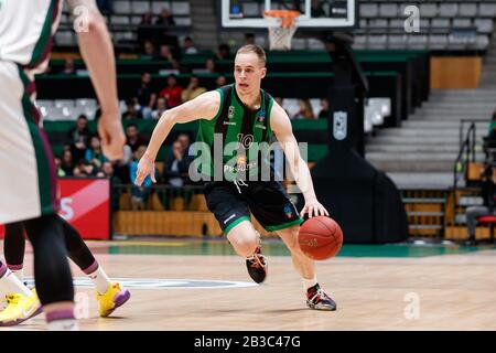 Badalona, ESPAGNE - MARS 04: Klemen Prepelic de Joventut Badalona en action pendant le match de deuxième stade de l'EuroCup ULEB, le Groupe H a joué entre Joventut Badalona et Unicaja à Palau Olimpic de Badalona le 4 mars 2020 à Badalona, Espagne. Crédit: Dax Images/Alay Live News Banque D'Images