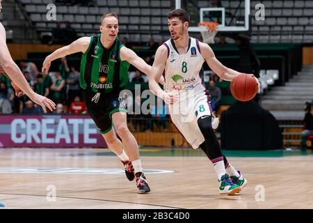 Badalona, ESPAGNE - 04 MARS: Dario Brizuela de Unicaja Malaga en action avec les Klemen Prepelic de Joventut Badalona pendant le match de deuxième stade de l'EuroCup ULEB, le Groupe H a joué entre Joventut Badalona et Unicaja à Palau Olimpic de Badalona le 4 mars 2020 à Badalona, Espagne. Crédit: Dax Images/Alay Live News Banque D'Images