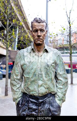 Sculpture de « l'homme de Standing » par Sean Henry dans le bassin de Paddington, Londres, Royaume-Uni Banque D'Images