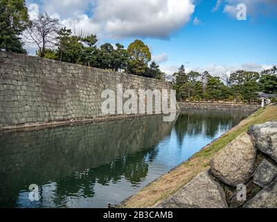 Maison de garde blanche et de la moat entourant le château de Nijo à Kyoto, au Japon. Banque D'Images