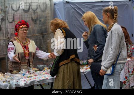 Kiev, Ukraine - 24 août 2016 : une femme en broderie vend des souvenirs sur la rue de la descente de St. Andrew - le centre historique de la ville Banque D'Images