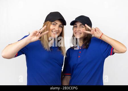 Portrait de deux filles d'âge différent, dans les mêmes vêtements Banque D'Images