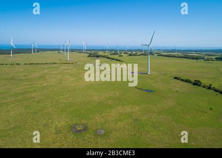 Grand parc éolien parmi les granzelands de Victoria, Australie - vue aérienne Banque D'Images