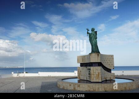 Statue de São Gonçalo de Lagos, bienheureux Gonzalo de Lagos, contre l'océan Atlantique à Lagos, Algarve, Portugal Banque D'Images