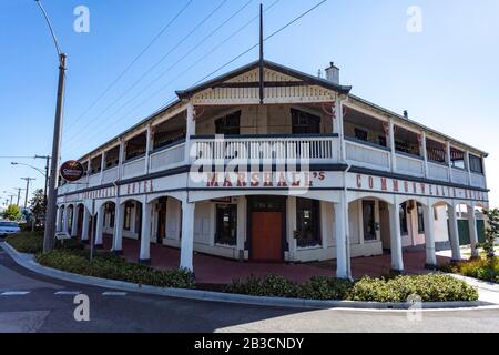 Vue sur le Commonwealth Hotel, un pub unique de style champêtre construit en 1901 à Orbost, East Gippsland, Victoria, Australie, Banque D'Images