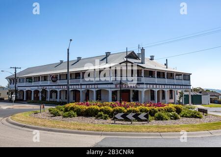 Vue sur le Commonwealth Hotel, un pub unique de style champêtre construit en 1901 à Orbost, East Gippsland, Victoria, Australie, Banque D'Images