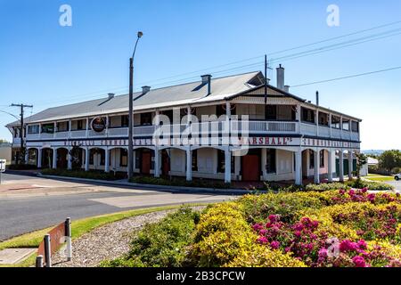 Vue sur le Commonwealth Hotel, un pub unique de style champêtre construit en 1901 à Orbost, East Gippsland, Victoria, Australie, Banque D'Images