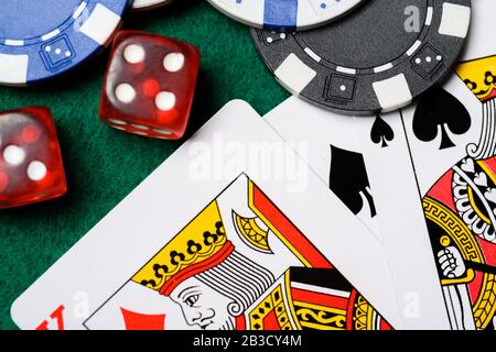 Jetons de poker, cartes de jeu et dés sur un backgrorund vert. Jeu Banque D'Images