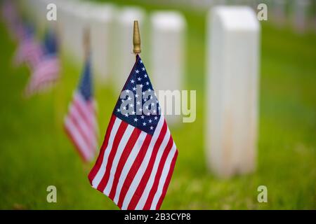 Un drapeau américain au cimetière en vacances Banque D'Images