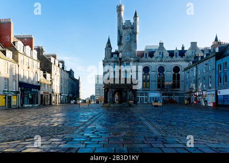 Photo en début De Matinée de la place vide Mercat Cross, Castlegate, Aberdeen, Écosse, l'église de l'Armée du Salut en arrière-plan Banque D'Images