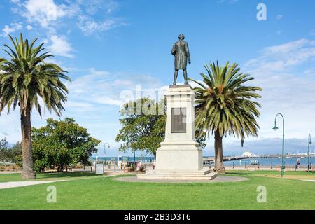 Captain Cook Memorial Et St Kilda Pier Des Jardins Catani, St Kilda, Melbourne, Victoria, Australie Banque D'Images