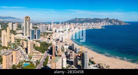 Vue aérienne Sur L'Tempo, les vagues de coucher de soleil, les bâtiments de Sunset Drive et d'autres bâtiments résidentiels de grande taille près de Poniente Beach, Benidorm, Espagne Banque D'Images