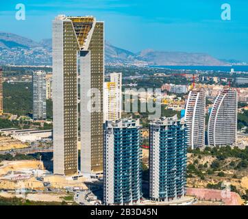 Vue aérienne Sur L'Tempo, les vagues de coucher de soleil, les bâtiments de Sunset Drive et d'autres bâtiments résidentiels de grande taille près de Poniente Beach, Benidorm, Espagne Banque D'Images