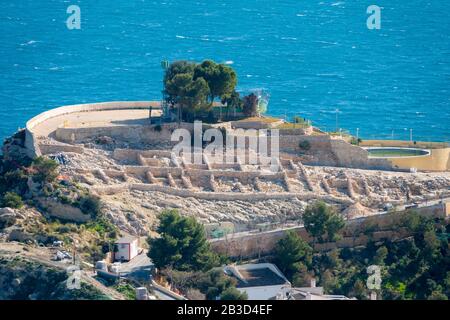 Tossal de la cala, un point de vue sur la colline près de la plage de poniente avec des ruines romaines, Benidorm, Espagne. Banque D'Images