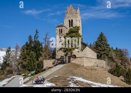 L'Église réformée suisse de San Gian est classée comme un site du patrimoine suisse d'importance nationale. L'église est située sur une colline au-dessus de la rivière Inn Banque D'Images