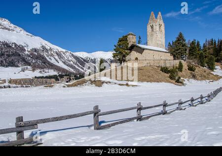 L'Église réformée suisse de San Gian est classée comme un site du patrimoine suisse d'importance nationale. L'église est située sur une colline au-dessus de la rivière Inn Banque D'Images