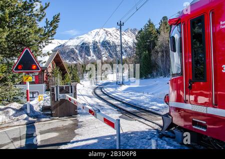 Le Rhaetian Railway abrégé RHB, est une compagnie de transport suisse qui possède le plus grand réseau de tous les exploitants de chemins de fer privés en Suisse. Banque D'Images