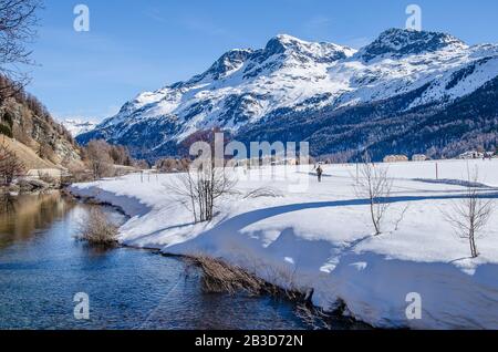 Que ce soit parmi 13 000 concurrents au Marathon de ski d’Engadin ou sur les collines du Jura, les pistes de ski de fond d’Engadin répondent à tous les goûts. Banque D'Images