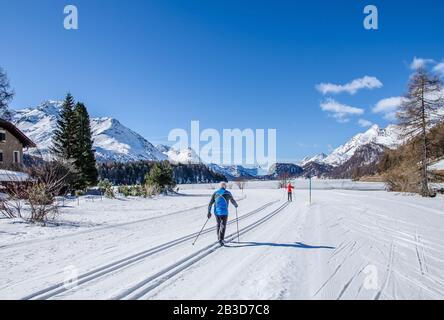 Que ce soit parmi 13 000 concurrents au Marathon de ski d’Engadin ou sur les collines du Jura, les pistes de ski de fond d’Engadin répondent à tous les goûts. Banque D'Images