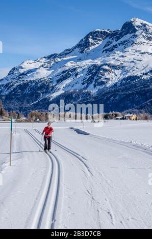 Que ce soit parmi 13 000 concurrents au Marathon de ski d’Engadin ou sur les collines du Jura, les pistes de ski de fond d’Engadin répondent à tous les goûts. Banque D'Images