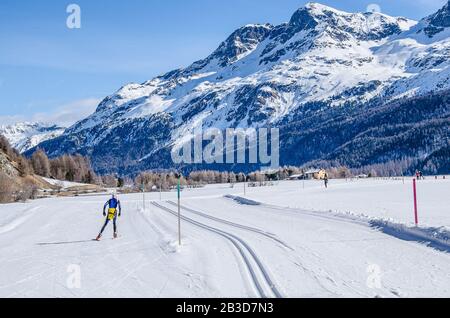 Que ce soit parmi 13 000 concurrents au Marathon de ski d’Engadin ou sur les collines du Jura, les pistes de ski de fond d’Engadin répondent à tous les goûts. Banque D'Images