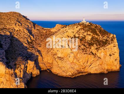 Cap Formentor avec phare dans la lumière du matin, péninsule de Formentor, près de Pollenca, vue aérienne, Majorque, Iles Baléares, Espagne Banque D'Images