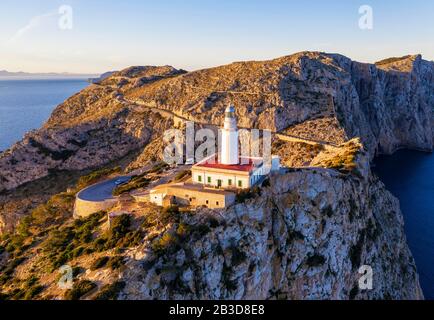 Phare du Cap Formentor au matin, péninsule de Formentor, près de Pollenca, vue aérienne, Majorque, Iles Baléares, Espagne Banque D'Images