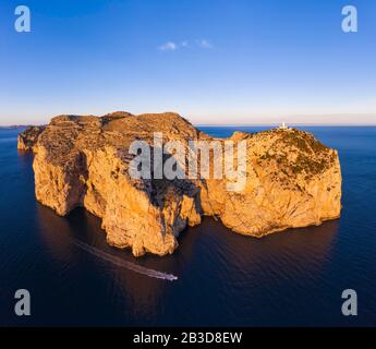 Cap Formentor avec phare dans la lumière du matin, péninsule de Formentor, près de Pollenca, vue aérienne, Majorque, Iles Baléares, Espagne Banque D'Images