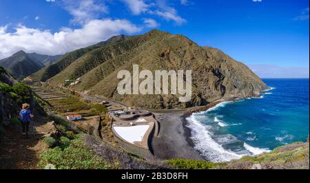 Femme randonnée sur la piste de randonnée via Playa del Vallehermoso, piscine en plein air et Castillo del Mar, près de Vallehermoso, la Gomera, îles Canaries, Espagne Banque D'Images