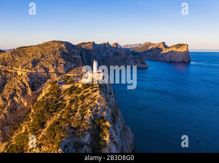 Cap Formentor avec phare dans la lumière du matin, péninsule de Formentor, près de Pollenca, vue aérienne, Majorque, Iles Baléares, Espagne Banque D'Images