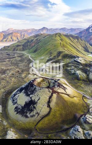 Vue aérienne, cratère du volcan Stutur, champ de lave de Nordurnamshrauun, Landmannalaugar, Fjallabak, hautes terres islandaises, Islande Banque D'Images