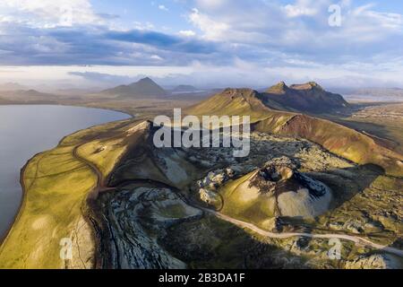 Vue aérienne, cratère du volcan Stutur, champ de lave de Nordurnamshrauun, Landmannalaugar, Fjallabak, hautes terres islandaises, Islande Banque D'Images