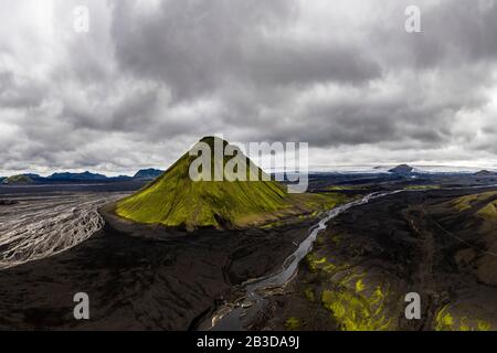 Vue aérienne, montagne de Maelifell couverte de mousse, Maelifell, désert de sable noir Maelifellssandur, derrière le glacier Myrdalsjoekull, les hautes terres islandaises Banque D'Images