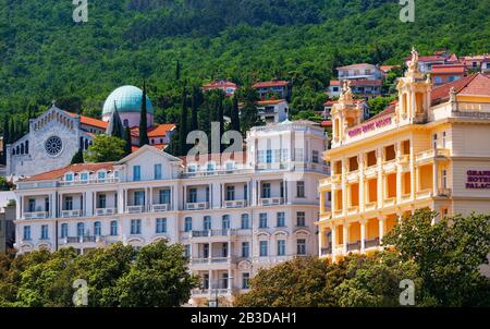 Vue Sur La Ville Avec Hôtels, Opatija, Istrie, Kvarner Gulf Bay, Mer Adriatique Croate, Croatie Banque D'Images