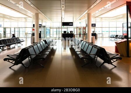 Vide portes de départ de l'aéroport international terminal vol salon d'attente. Des rangées de sièges vides dans une salle d'attente avec portes de départ de vol dessées. Air t Banque D'Images